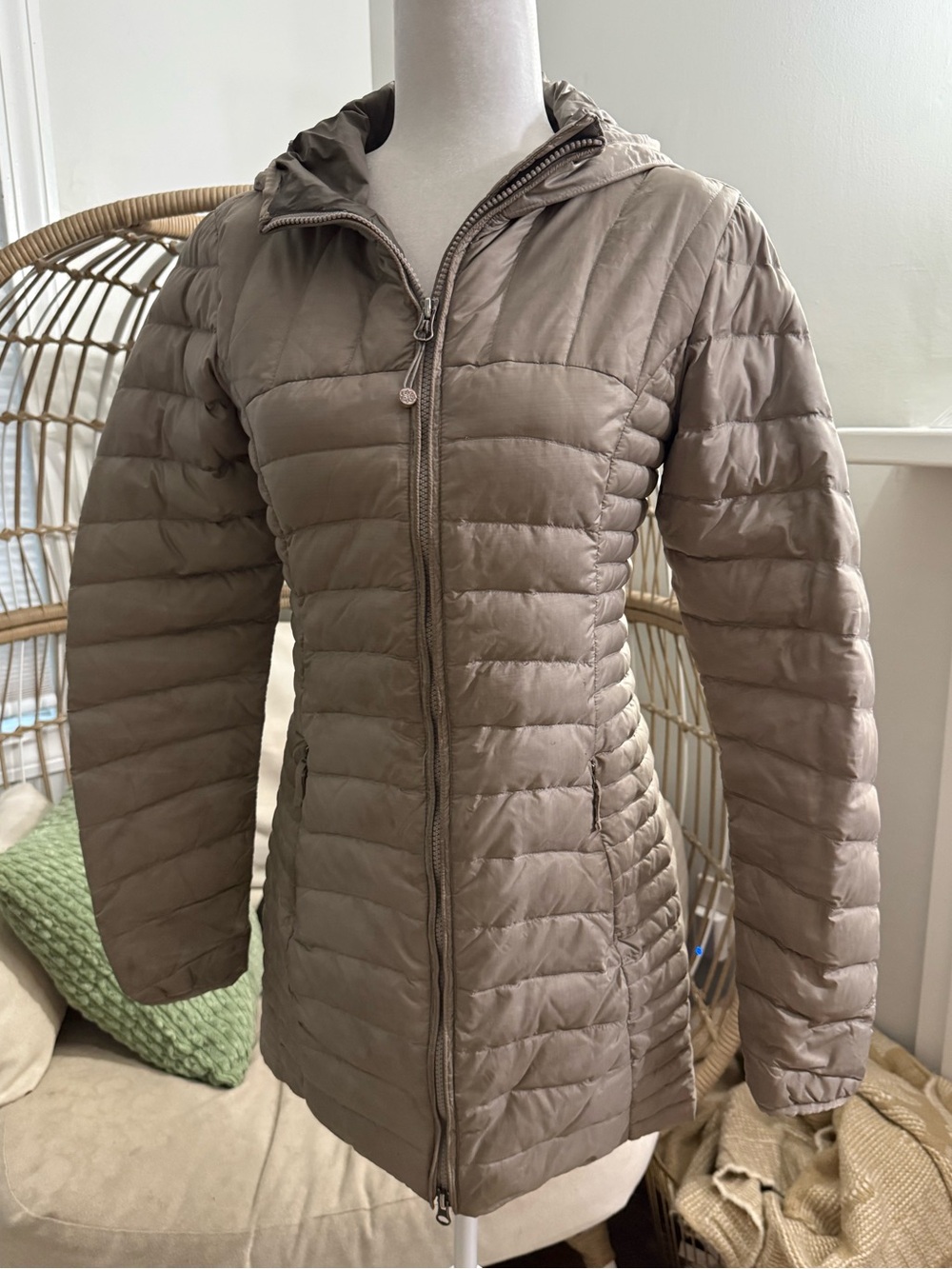 Eddie Bauer Women’s XS Goose Down Hooded Puffer Coat Taupe